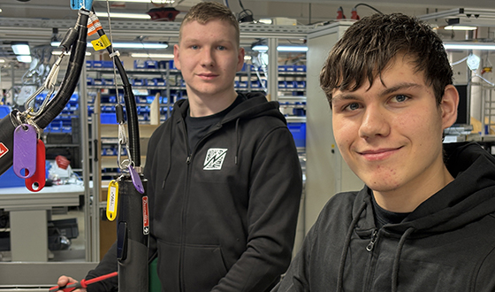 Industrieelektriker Zwei Auszubildende im Bereich Industrieelektrik arbeiten an elektrischen Komponenten in der Fertigung.
