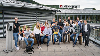 Gruppenaufnahme der neuen Auszubildenden im Hause von MENNEKES